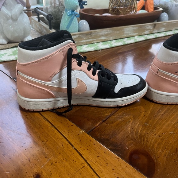 Air Jordan 1s Women's High-Top OG SE Sneakers - Bubble Gum - Picture 2 of 8
